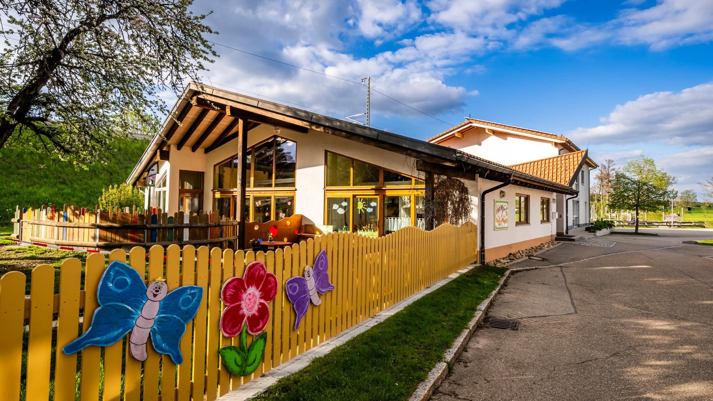 Aussenansicht vom Kindergarten Schwalbennest